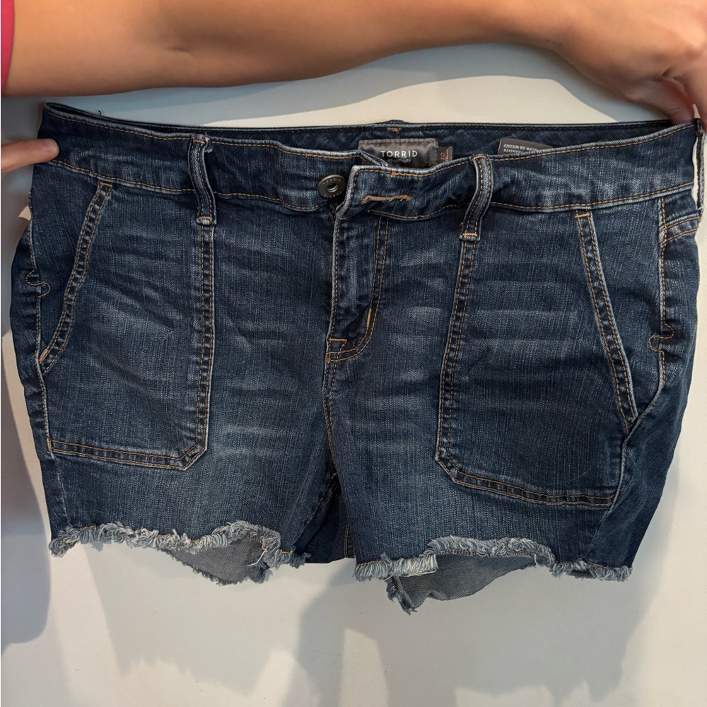 Torrid Feel the Fit 3.5 Inch Stretch High Rise Shorts, Denim, Jean-Size 12 - Picture 2 of 6